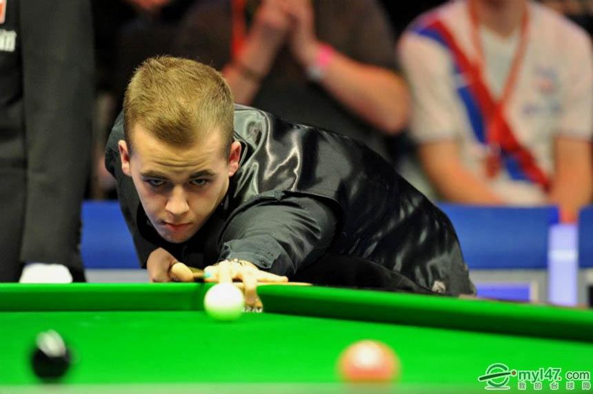 显得紧张而 显得紧张而