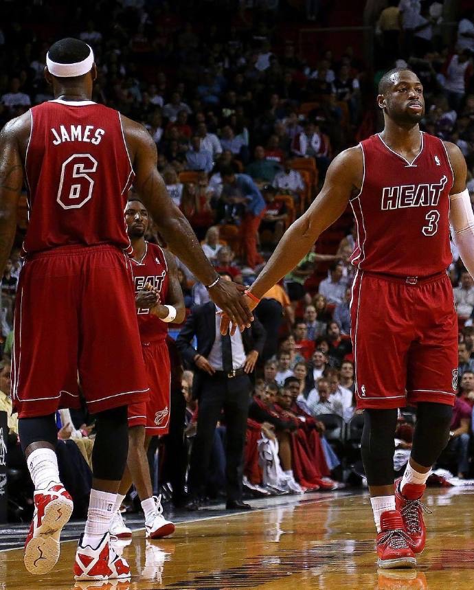 他迅速把球 他迅速把球